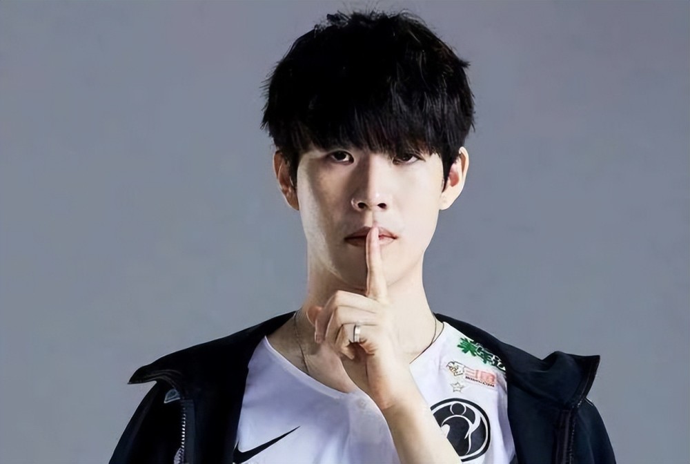 ZywOo 发布了自己的游戏鼠标