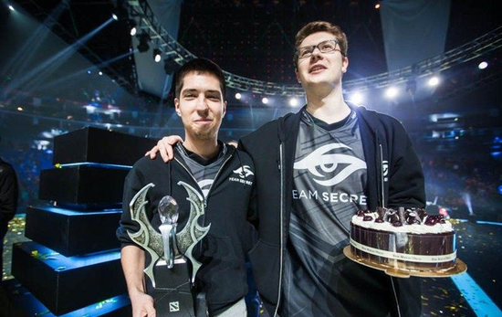 WE赛后群访：Fofo说Jiejie赛前表示要抓中，但根本抓不到