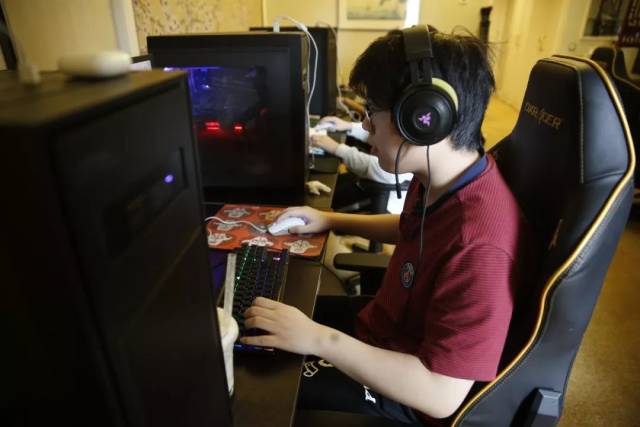 LNG Esports 模仿职业选手 knight 和 Alola 努力学习。 Bilibili Gaming 在第一场比赛中击败了 LNG Esports 。