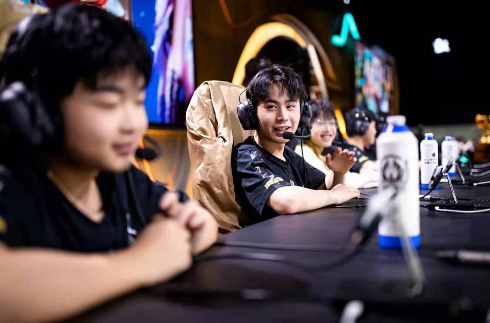 DOTA2裂变天地S1官方直播泄露了七支直邀战队 XG在内